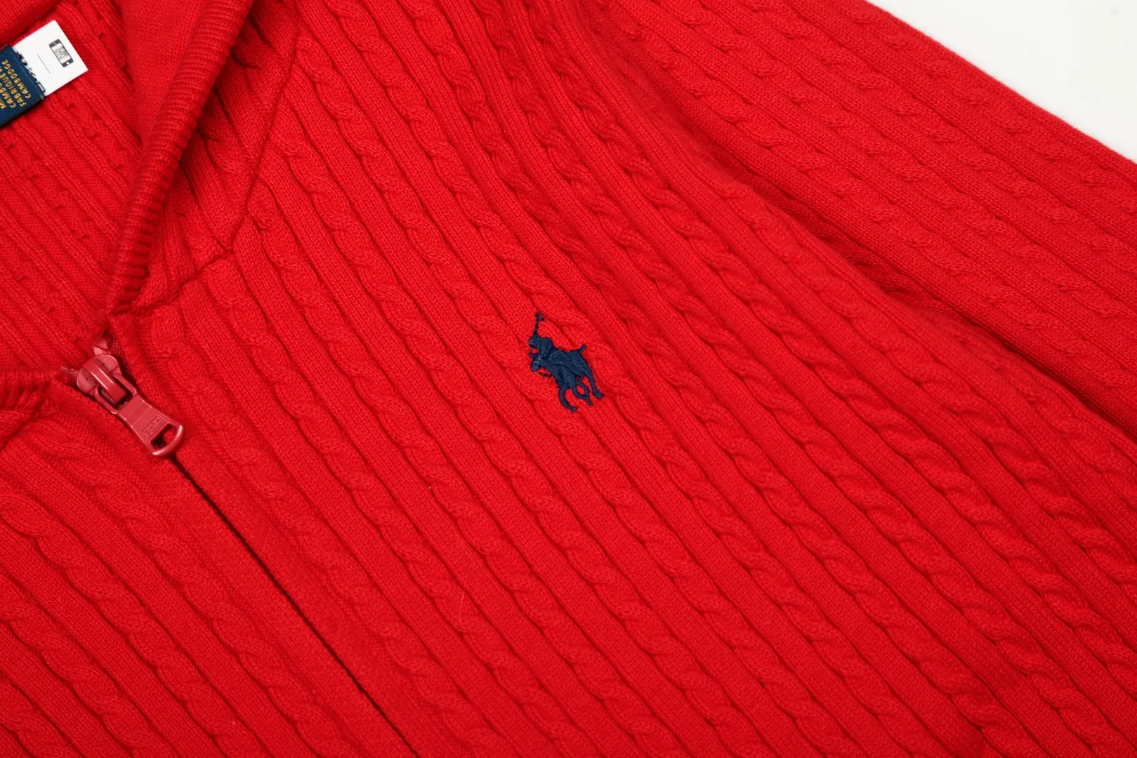 P310 Top quality" Style number: DS501# (not off the shelves all year round) [Ralph Lauren small twist solid color pony embroidered logo full zipper hooded jacket] ✅Ralph Lauren old money style classic basic versatile goddess style small twist zipper hooded jacket ✅Main supplier platform live broadcast Wholesale entity Replenish when out of stock Not off the shelf ✅ZP quality 1:1 version Scan the code to enter the GF website Counter quality ✅Customized zipper color is the same The full zipper stitching hood is very complicated. The small twist process takes a long time and the cost is extremely high. ✅The quality of the details is the only one in Guangzhou. Imported quality cotton yarn, focusing on high-end, cost-effective, good quality. Needless to say, the goddess’s upper body is really amazing, so sweet, so beautiful. This coat is really good-looking. Navy blue, apricot, pink, yellow, purple, light blue, Chinese red